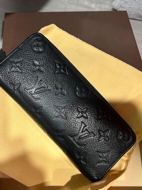 Louis Vuitton Zippy Wallet in black Monogram Empreinte embossed leather